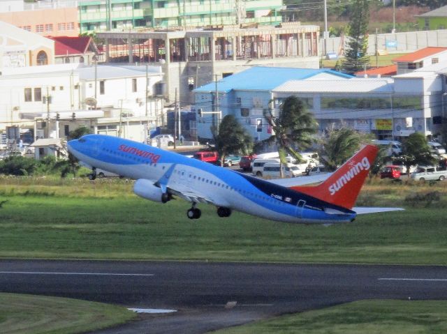 Boeing 737-800 (C-GSWL)