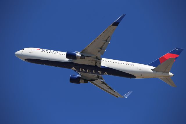 BOEING 767-300 (N178DN)