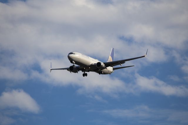 Boeing 737-800 (N33266)