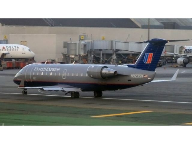 Canadair Regional Jet CRJ-200 (N923SW) - United Express. CRJ200.
