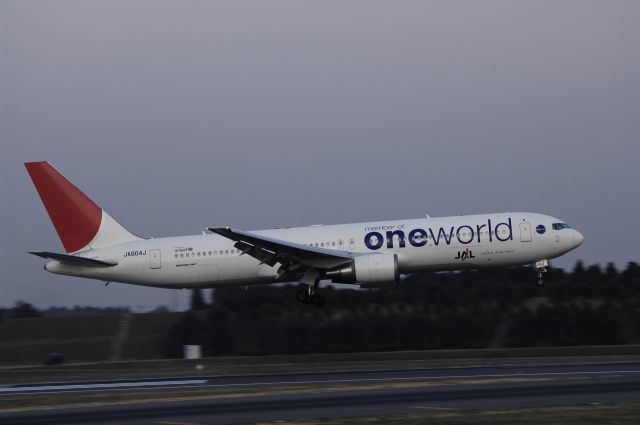 BOEING 767-300 (JA604J) - Landing at NRT Airport Runway 16L on 2011/12/29 One World c/s