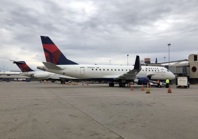 Embraer 175 (N282SY)