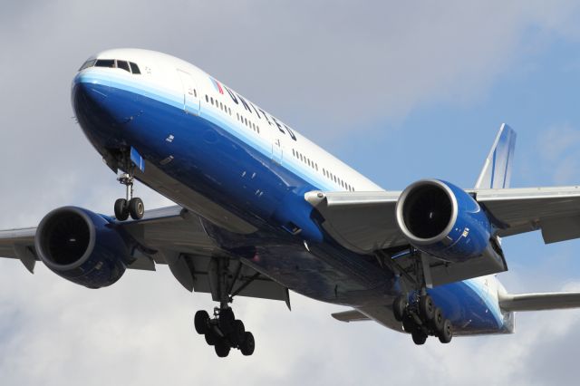 — — - On short finals to EGLL.