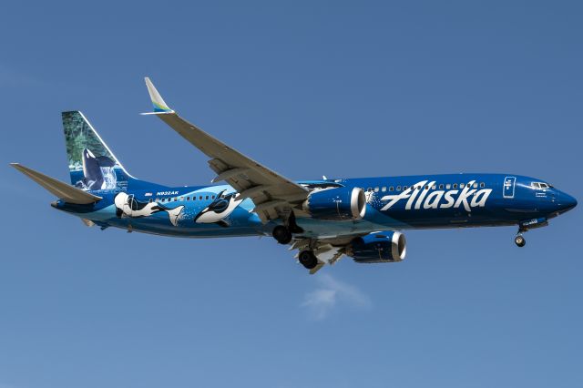 Boeing 737 MAX 9 (N932AK) - West Coast Wonders arriving via 13R