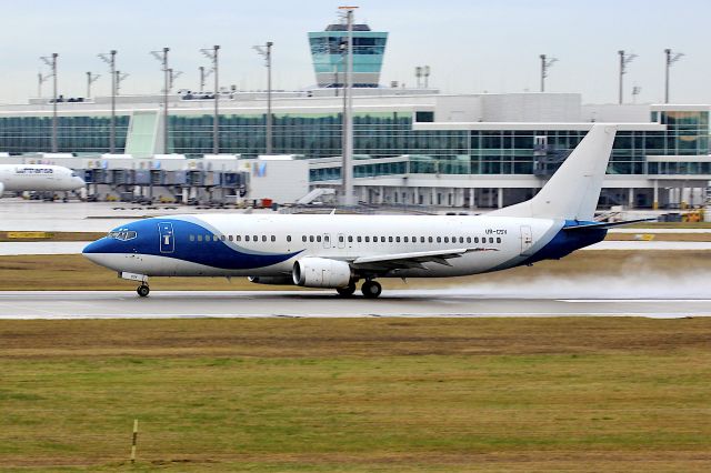 BOEING 737-400 (UR-CSV)