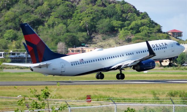 Boeing 737-800 (N392DA)