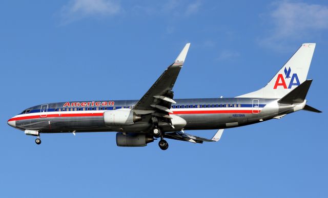 Boeing 737-800 (N829NN) - American Airlines, N829NN, Boeing 737-823, msn 33210,  Photo by John A. Miller, a rel=nofollow href=http://www.PhotoEnrichments.comwww.PhotoEnrichments.com/a