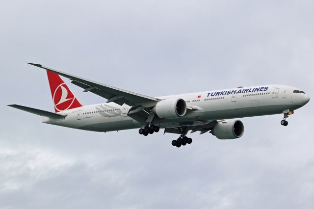 BOEING 777-300 (TC-LJE)