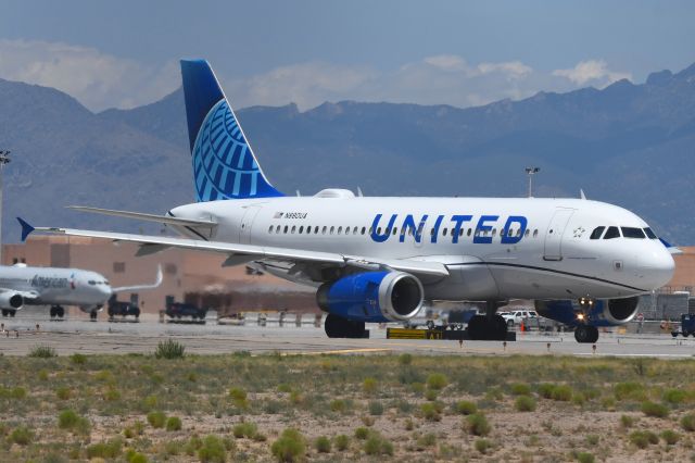 Airbus A319 (N880UA)