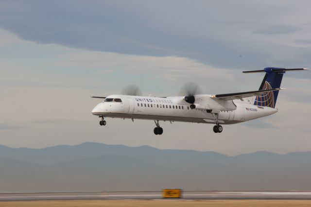 de Havilland Dash 8-400 (N336NG)