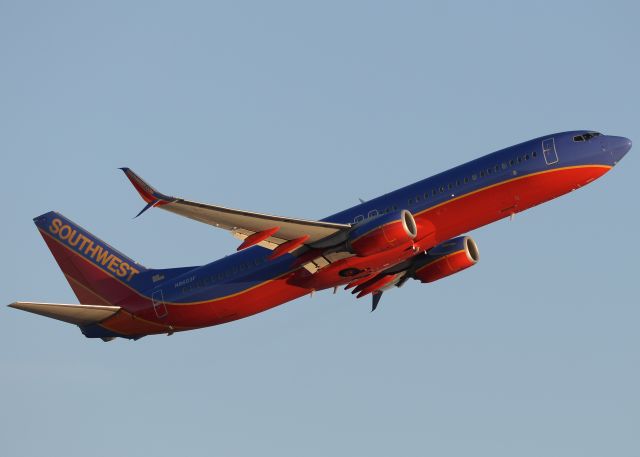 Boeing 737-800 (N8603F)