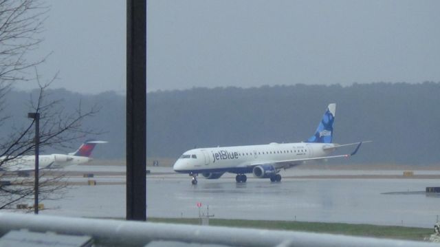 Embraer ERJ-190 (N239JB) - jetBlue 1126 arriving from Ft. Lauderdale at 3:56 P.M   Taken March 19, 2015.