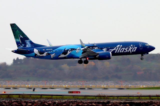 Boeing 737 MAX 9 (N932AK) - 'Alaska's 'West Coast Wonders' landing on runway 27