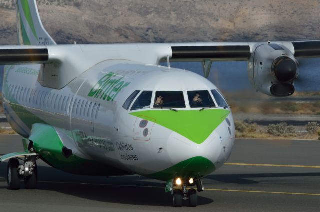 ATR ATR-72 (EC-MHJ) - Within the open 3rd day of Gran Canaria airport, they stopped the ATR, they turned and waved !!