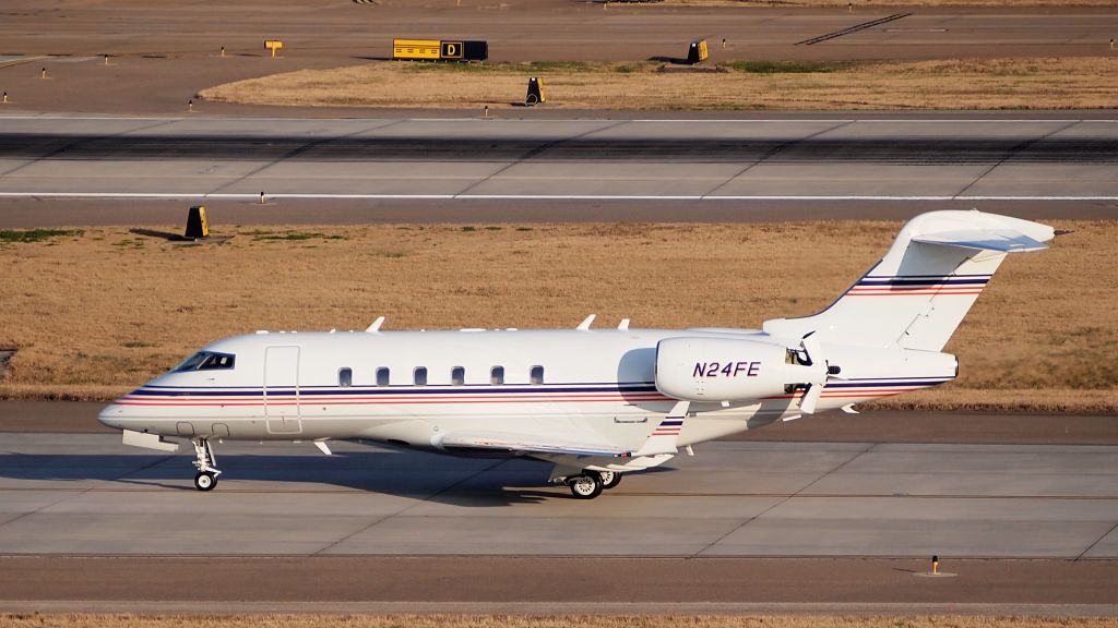 Bombardier Challenger 300 (N24FE)