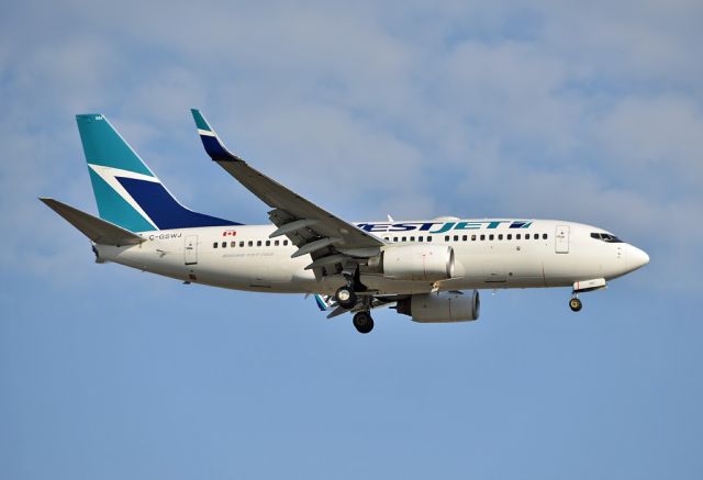 Boeing 737-700 (C-GSWJ)