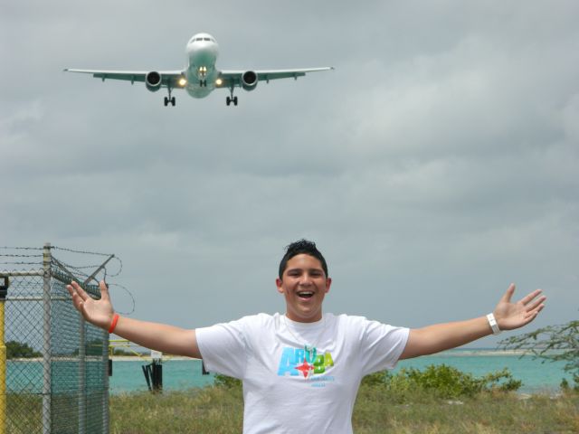 Airbus A319 (N360NB) - Renald Thiel enjoying his plane spotting at the island of Aruba !