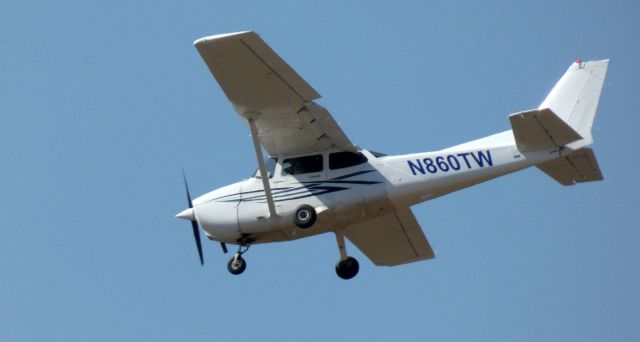 Cessna Skyhawk (N860TW) - On short final is this brand new Cessna 172S Skyhawk SP from the Winter of 2022.