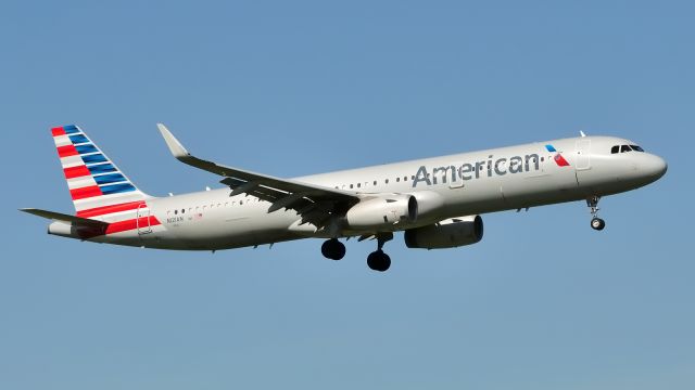 Airbus A321 (N121AN)