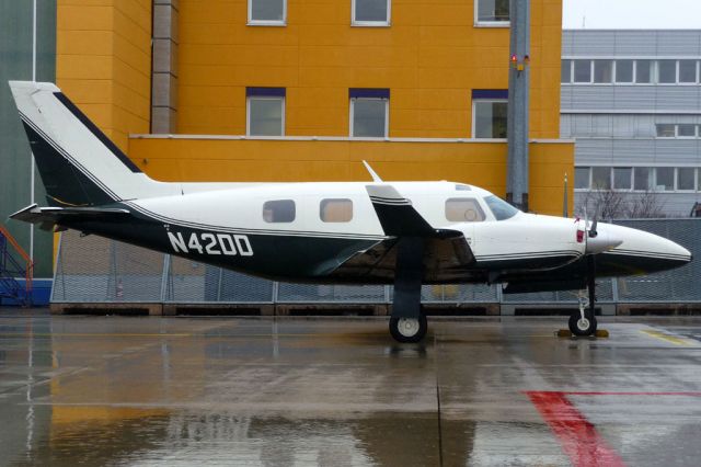 Piper Navajo (N42DD)