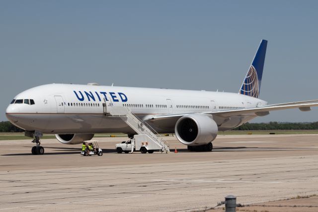 BOEING 777-300ER (N2639U)