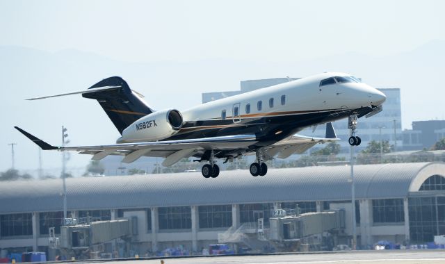 Bombardier Challenger 300 (N582FX)