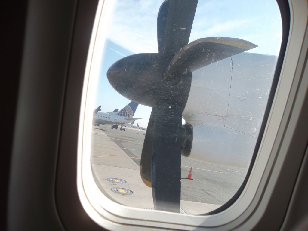 de Havilland Dash 8-400 (N323NG)