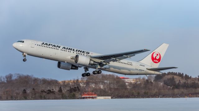 BOEING 767-300 (JA8397) - Japan Airlines / Boeing 767-346br /Jan.10.2016 Hakodate Airport [HKD/RJCH] JAPAN