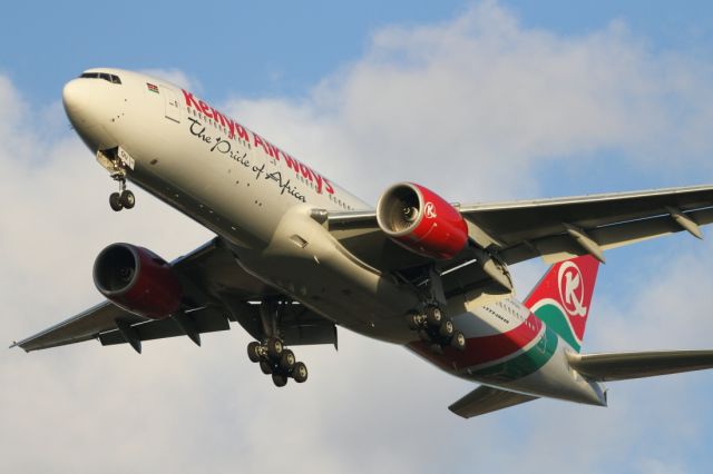 Boeing 777-200 — - Approaching runway 027R at LHR.