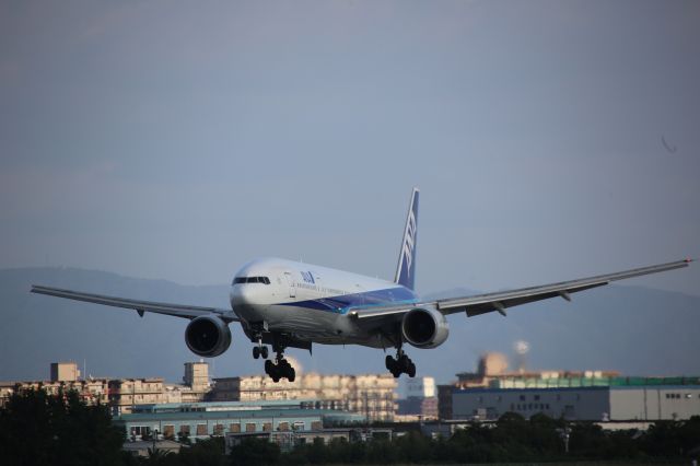 BOEING 777-300 (JA755A)