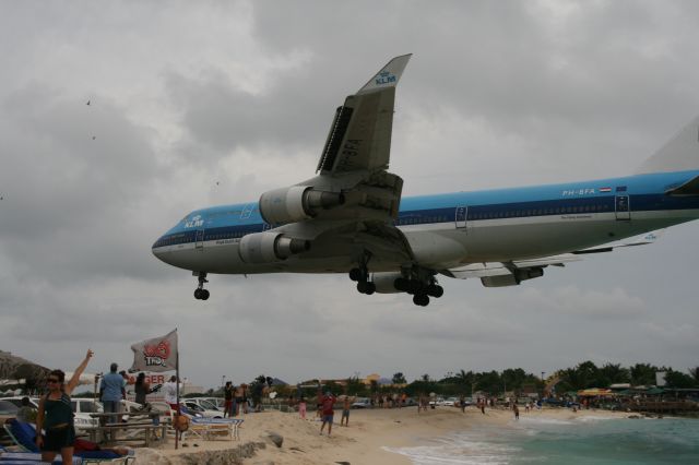 Boeing 747-200 (PH-BFA) - The Flying Dutchman in one of those murky summer days.