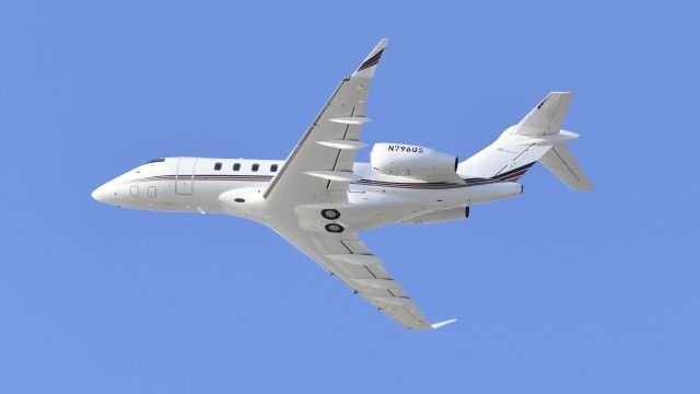 Canadair Challenger 350 (N796QS) - Departing LAX on 25L