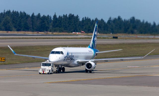 EMBRAER 175 (long wing) (N628QX) - Jake Youngs, Realtor & Aviation Photographer ð©ð¸br /602.628.3487 ð±br /JakeYoungs@JakeYRealty.com ð¥br /jake.homesinphoenixazarea.com✉️