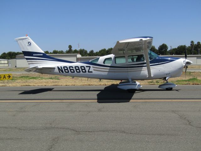 Cessna 206 Stationair (N8688Z) - Taxiing to hangar