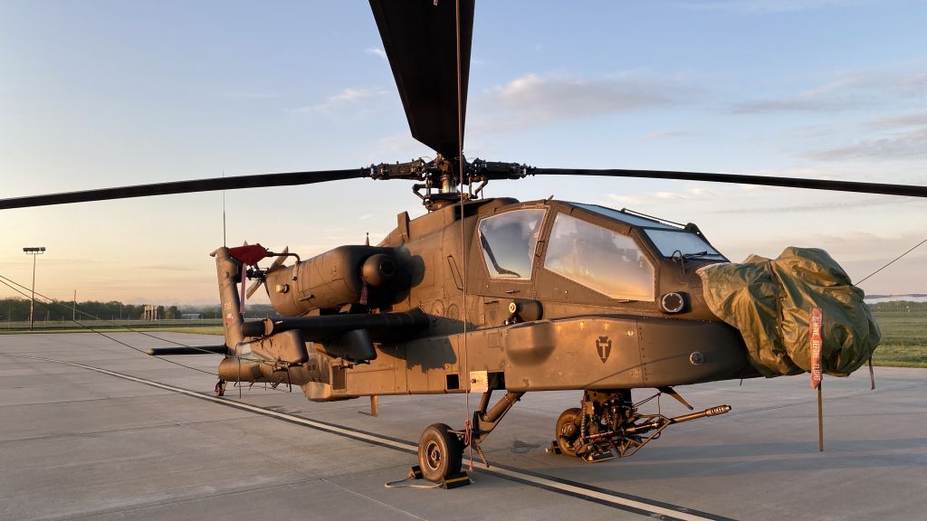 N15708 — - Apache Helicopter