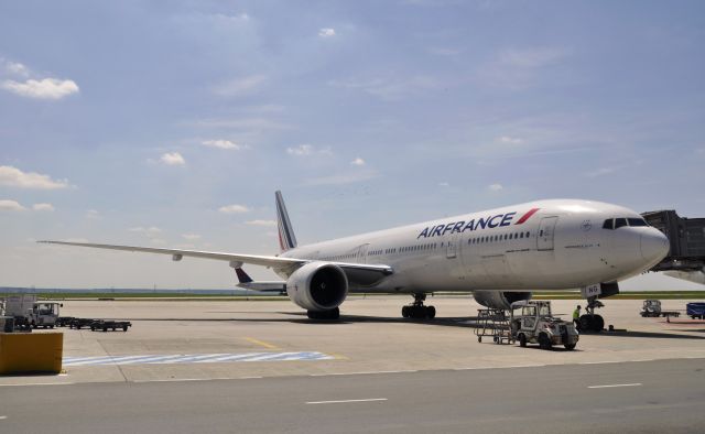 BOEING 777-300 (F-GZNG) - AirFrance Boeing 777-328(ER) F-GZNG in Paris