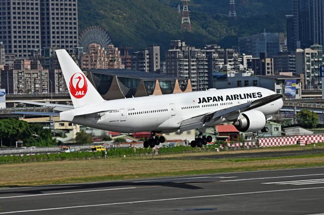 Boeing 777-200 (JA703J)