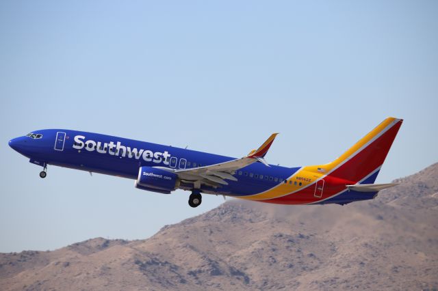 Boeing 737-800 (N8562Z)