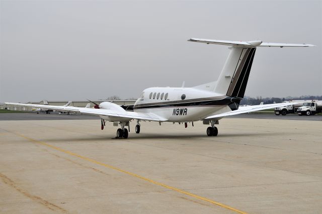 Beechcraft Super King Air 200 (N9WR) - Seen at KFDK on 11/10/2009.      a href=http://discussions.flightaware.com/profile.php?mode=viewprofile&u=269247  [ concord977 profile ]/a