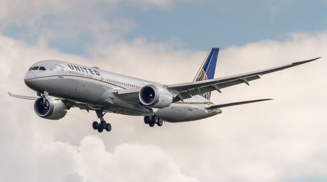 Boeing 787-9 Dreamliner (N26967) - United 919 arrives into KIAD from London, Heathrow. Shot taken from the parking lot of the Udvar-Hazy Museum adjacent to KIAD
