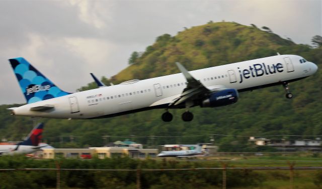 Airbus A321 (N950JT)