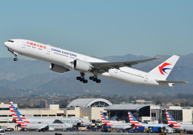 BOEING 777-300ER (B-2001) - Takeoff from RWY 25R