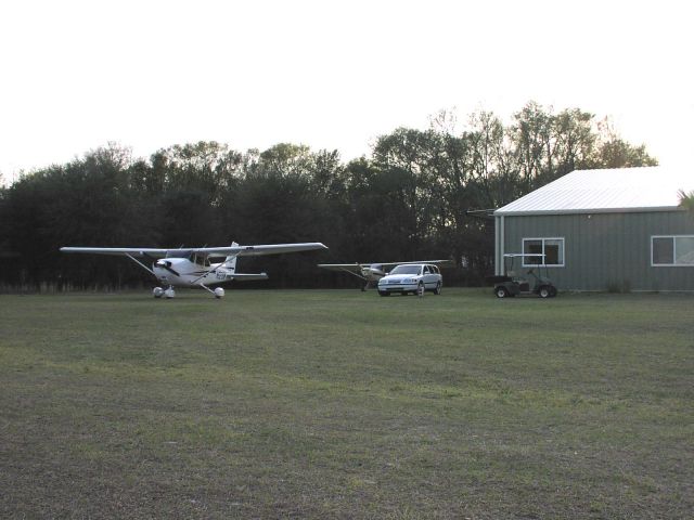 Cessna Skyhawk — - 19W just landed at FL10 for business meeting.