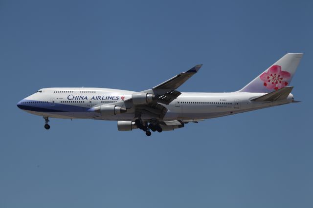 Boeing 747-400 (B-18207) - ON FINAL