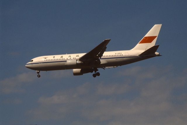 BOEING 767-200 (B-2553) - Final Approach to Narita Intl Airport Rwy34 on 1988/06/05