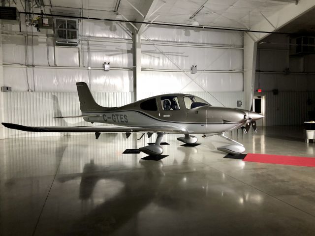 Cirrus SR-22 (C-GTES)