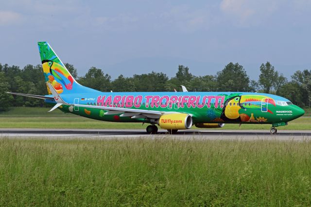 Boeing 737-800 (D-ATUJ) - "Haribo Tropifrutti" livery