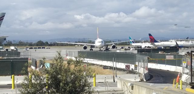 — — - TAXING GATE 135