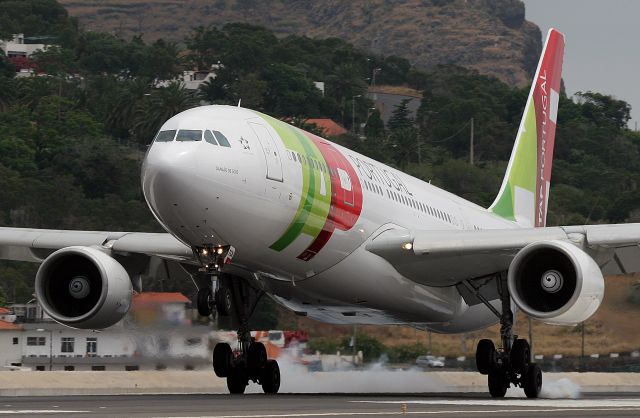 Airbus A330-200 (CS-TOI)