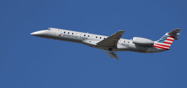 Embraer ERJ-145 (N907AE) - Shortly after departure is this 2005 American Airlines Eagle Embraer 145LR in the Autumn of 2023.